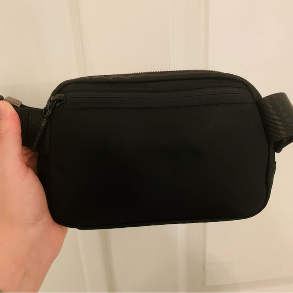 Lululemon Limited Edition Black Everywhere Belt Bag 1L Large Logo Sold Out - Picture 5 of 16